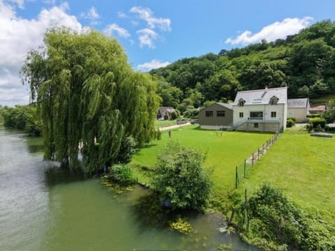 Property building, Nearby landmark, Spring, Day, Natural landscape, Garden, Garden view, Lake view, River view