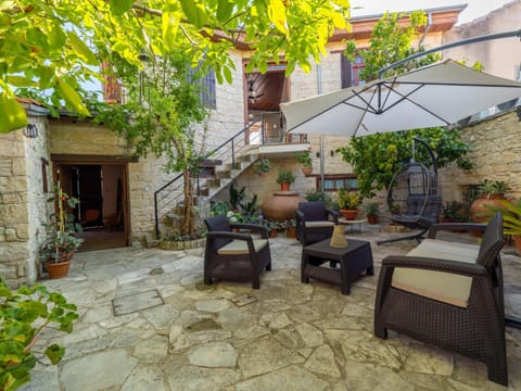 Property building, Patio, Spring, Garden, Balcony/Terrace, Seating area, Garden view, Inner courtyard view