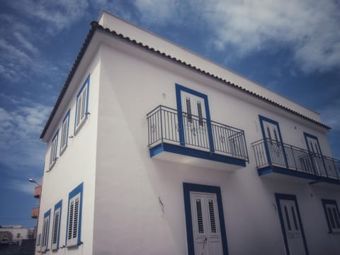 Property building, Facade/entrance, Day, Balcony/Terrace, Street view