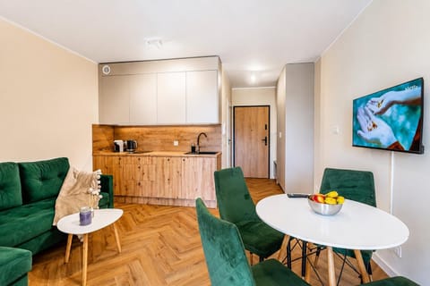 TV and multimedia, Kitchen or kitchenette, Living room, Seating area, Dining area