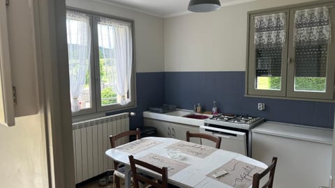 Dining area, pet friendly, stove