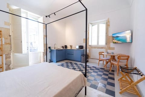 Bed, TV and multimedia, Living room, Dining area, Bedroom