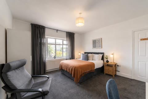 Bed, Photo of the whole room, Seating area, Bedroom, hair dresser