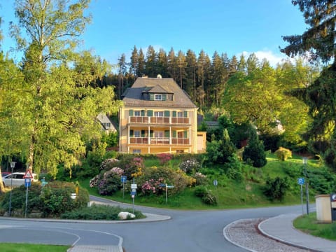 Property building, Facade/entrance, Spring, Garden, Garden view, Area and facilities