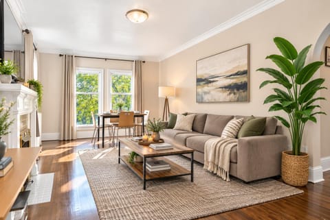 TV and multimedia, Living room, Seating area, Dining area