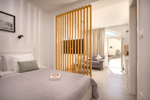 Bed, Living room, Photo of the whole room, Seating area, Bedroom