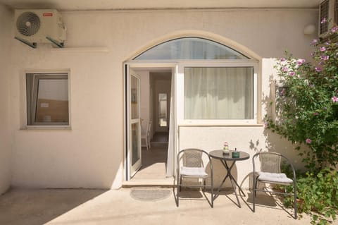 Patio, Day, Balcony/Terrace, Seating area