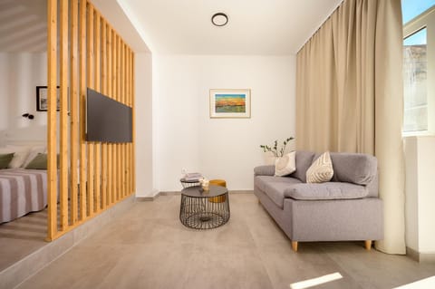 TV and multimedia, Living room, Seating area, Evening entertainment