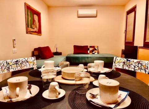 Coffee/tea facilities, Living room, Seating area, Dining area