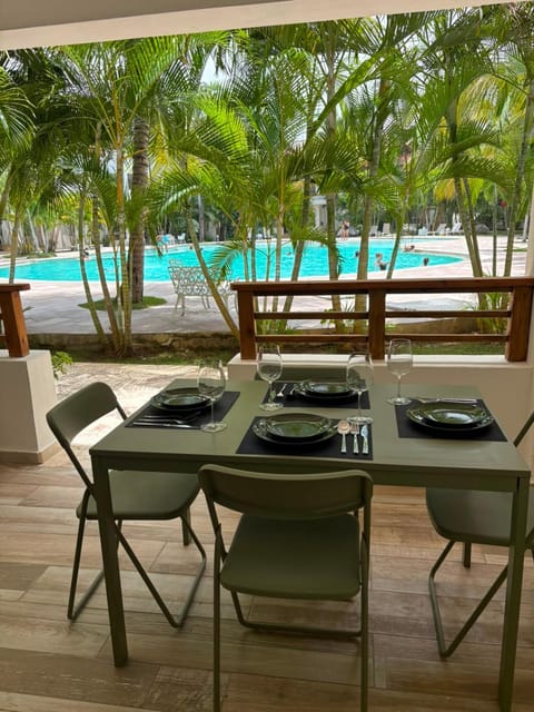 Patio, Garden, Dining area, Pool view, Swimming pool