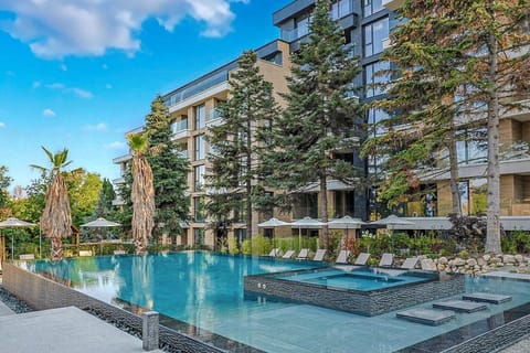 Property building, Day, Garden, Hot Tub, Garden view, Pool view, Swimming pool, Swimming pool, sunbed