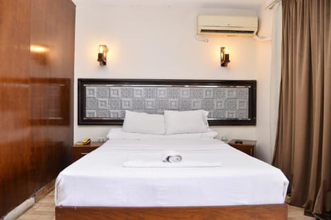 Bed, Photo of the whole room, Bedroom, air conditioner