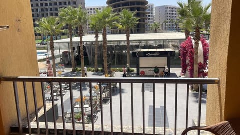 Balcony/Terrace, Street view
