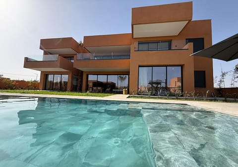 Property building, Day, Pool view, Swimming pool