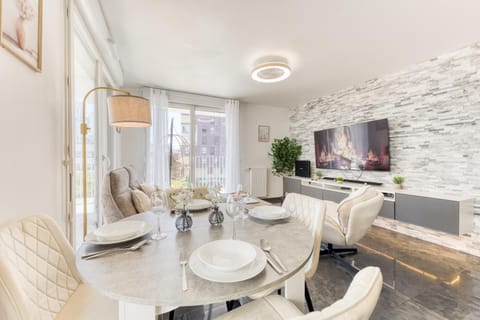 TV and multimedia, Living room, Seating area, Dining area