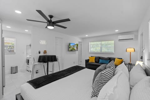 Photo of the whole room, Bedroom