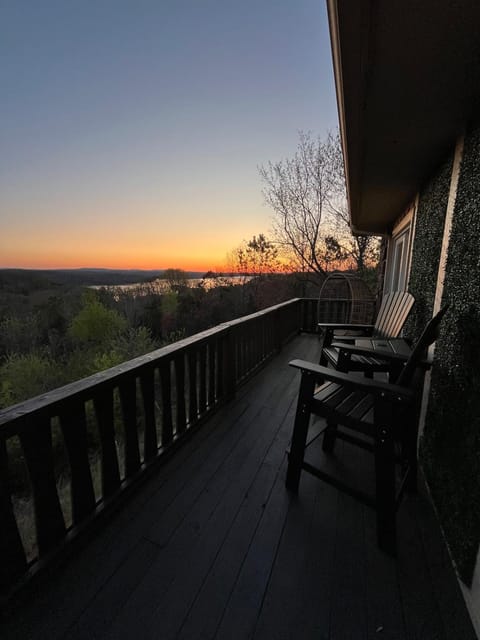 Day, Natural landscape, View (from property/room), Balcony/Terrace, Lake view, Sunrise, Sunset