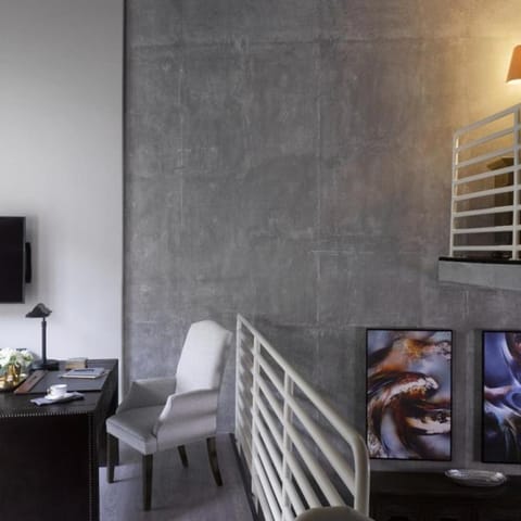 Plaza la Reina Hotel in Westwood