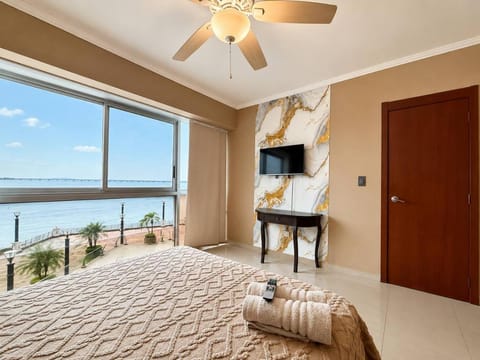 Bed, Natural landscape, TV and multimedia, Photo of the whole room, Decorative detail, Bedroom, River view