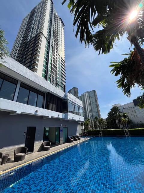 Property building, Day, Pool view, Swimming pool, sunbed