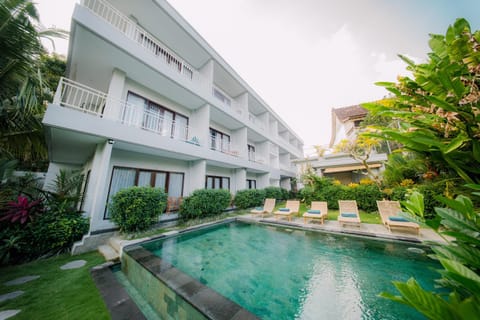 Property building, Garden, Garden view, Pool view, Swimming pool, sunbed