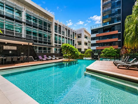 Property building, Day, Swimming pool, sunbed