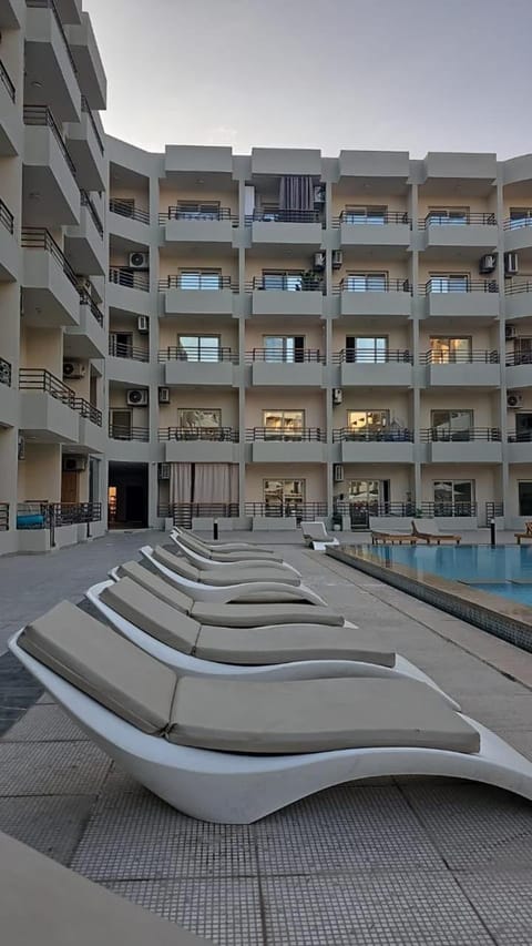 Balcony/Terrace, Pool view, Swimming pool, sunbed