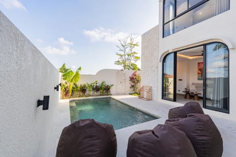Property building, Day, Balcony/Terrace, Pool view, Swimming pool, Swimming pool