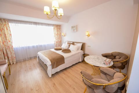 Restaurant/places to eat, Bed, Living room, Photo of the whole room, City view, Street view, Quiet street view, pet friendly, air conditioner