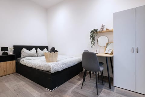 Property building, Bed, Seating area, Dining area, Bedroom, wardrobe
