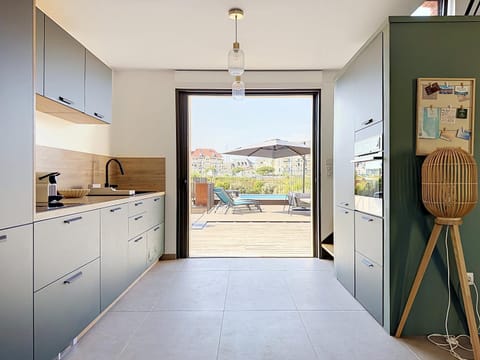 Coffee/tea facilities, oven, stove, kitchen