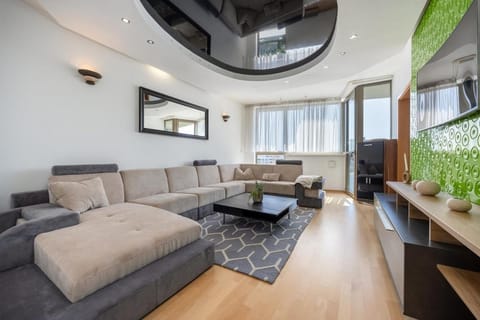 Communal lounge/ TV room, TV and multimedia, Living room, Seating area, Evening entertainment