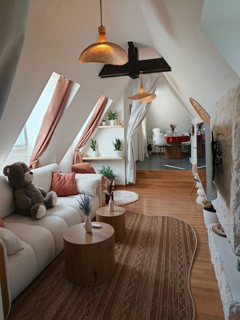 Bed, TV and multimedia, Living room, Seating area