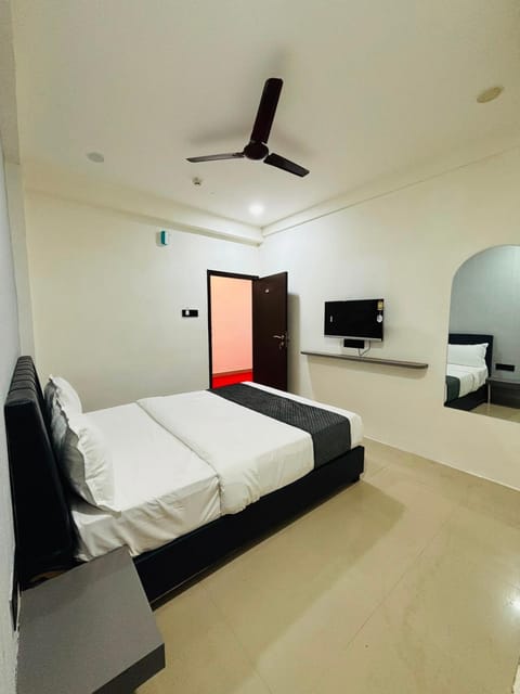 Bed, TV and multimedia, Bedroom