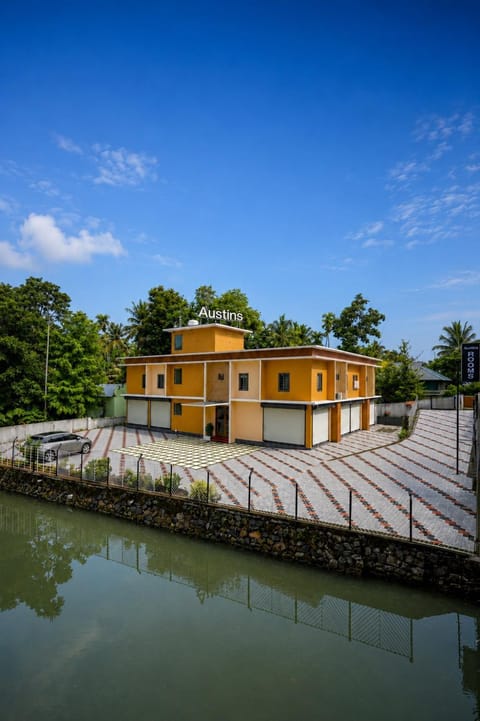Property building, Day, Lake view, River view