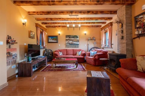 TV and multimedia, Living room, Seating area, fireplace