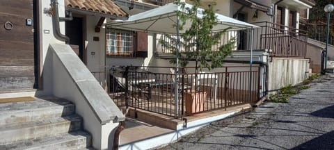 Property building, Balcony/Terrace, Balcony/Terrace, Street view