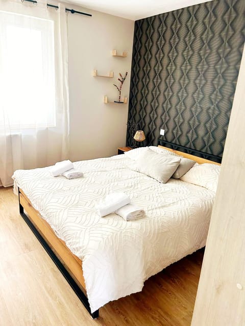 Bed, Photo of the whole room, Bedroom, towels
