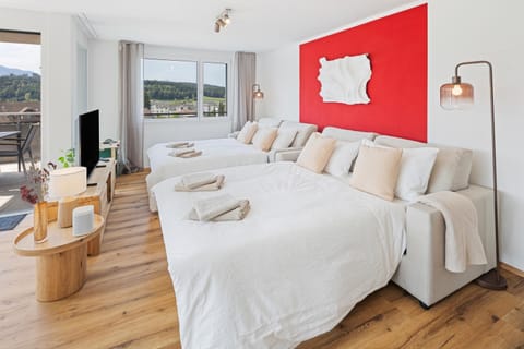 Bed, TV and multimedia, Living room, Photo of the whole room, Seating area, Bedroom, towels