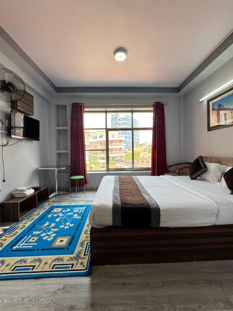 Bed, TV and multimedia, Photo of the whole room, Bedroom