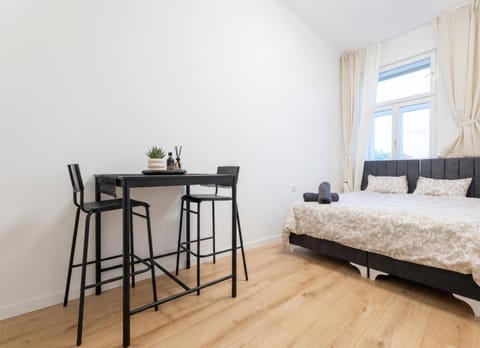Bed, Dining area, Bedroom