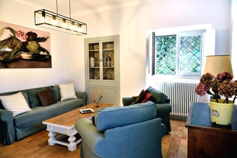 Living room, Seating area, internet