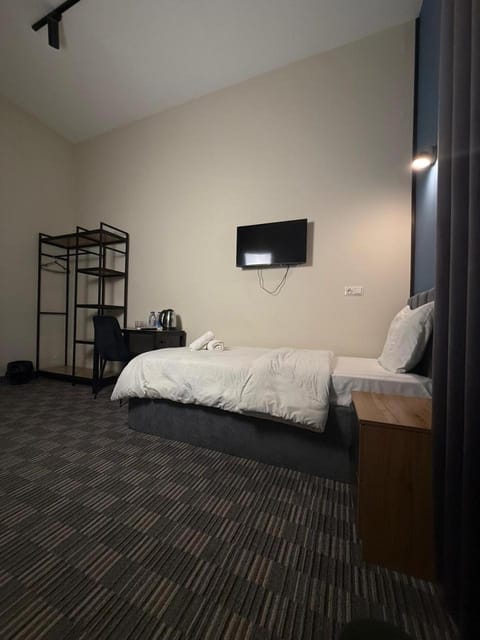 Bed, TV and multimedia, Photo of the whole room, Bedroom