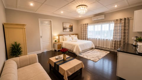 TV and multimedia, Living room, Photo of the whole room, Seating area, Bedroom, air conditioner
