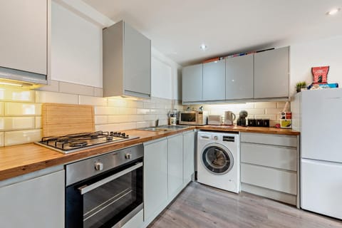 Coffee/tea facilities, Kitchen or kitchenette, microwave, oven, stove, toaster, washing machine
