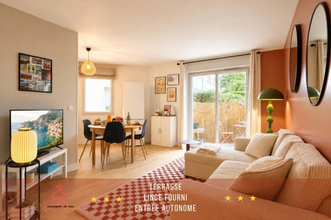 Day, TV and multimedia, Living room, Seating area, Dining area, internet