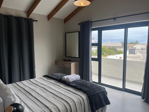 Bed, Photo of the whole room, Bedroom, Sea view, towels