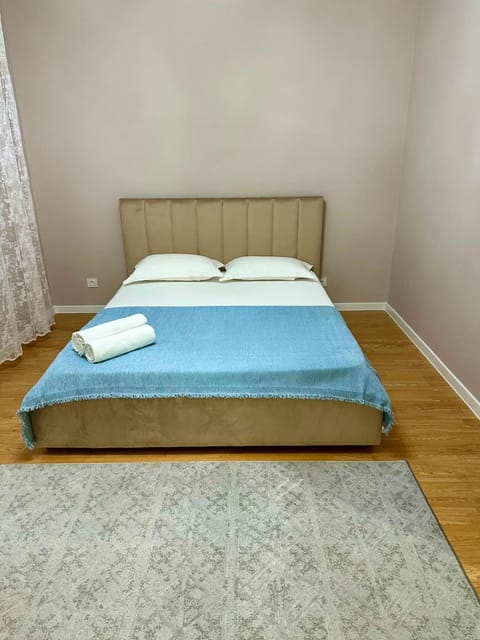 Bed, Bedroom, towels
