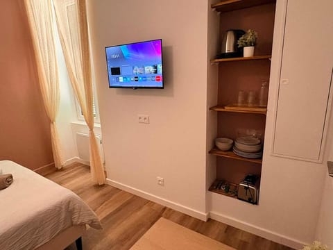 TV and multimedia, Photo of the whole room, Bedroom