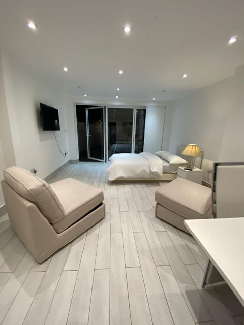 TV and multimedia, Living room, Photo of the whole room, Bedroom